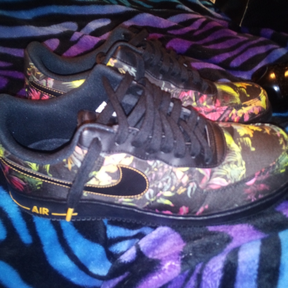 Nike Air Force 1 LV8 "Floral Park"